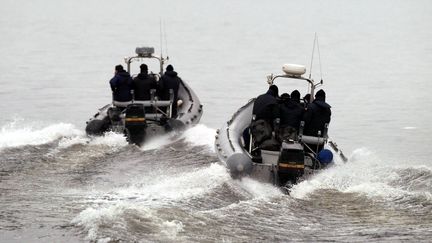 Une op&eacute;ration du GIGN sur le lac L&eacute;man (Haute-Savoie), le 30 avril 2003. (ROBERT PRATTA / REUTERS)