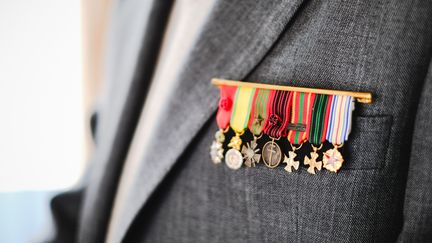 La médaille de la Résistance française, au centre, sur le veston de Paul Burlet, le 14&nbsp;juin 2019, à Paris. (LILIAN CAZABET / HANS LUCAS / AFP)