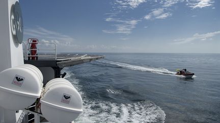 Une équipe de SpaceX dans le golfe du Mexique chargée de récupérer les deux astronautes américains rentrés sur Terre à bord de la capsule Crew Dragon, dimanche 2 août 2020.&nbsp; (BILL INGALLS / NASA)