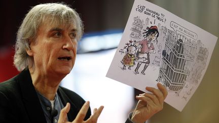 Le dessinateur de presse Plantu devant des étudiants de Malakoff le 11 février 2015. (FRANCOIS GUILLOT / AFP)