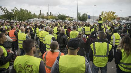 Des manifestants dans les rues de Narbonne (Aude), le 9 novembre 2018, protestent contre l'augmentation des prix des carburants.&nbsp; (IDRISS BIGOU-GILLES / HANS LUCAS / AFP)