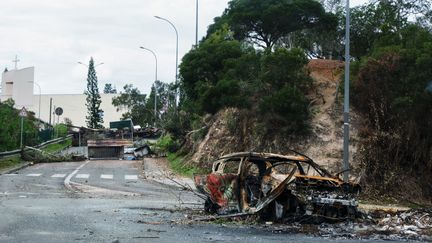 Un véhicule brûlé à Nouméa, en Nouvelle-Calédonie, le 21 mai 2024. (THEO ROUBY / AFP)