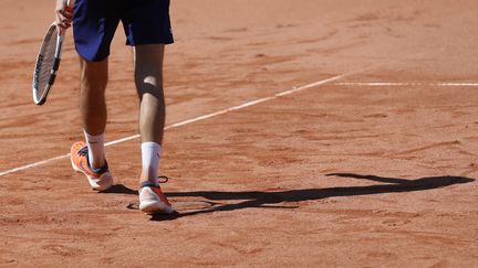 Un joueur de tennis quitte le cours (photo d'illustration). (JEAN-FRAN?OIS FREY / MAXPPP)