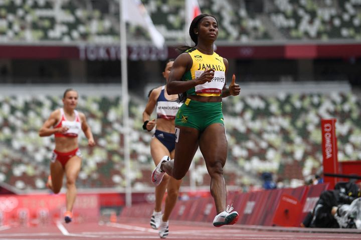 Shelly-Ann Fraser-Pryce lors des séries du 100m dans le stade olympique de Tokyo, le 30 juillet (JEWEL SAMAD / AFP)