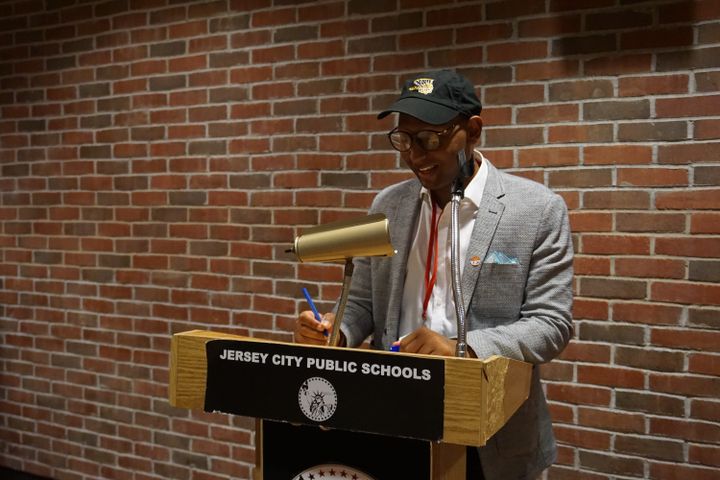 Mussab Ali prend la parole dans les bureaux de la commission d'éducation de la ville de Jersey City (New Jersey, Etats-Unis), le 25 août 2021. (MARIE-VIOLETTE BERNARD / FRANCEINFO)