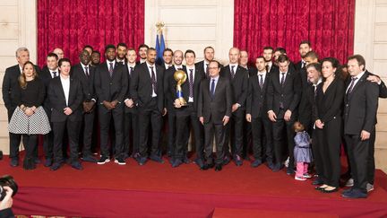 Hollande avec les Experts. (ETIENNE LAURENT / EPA)