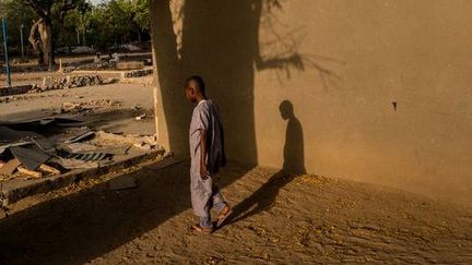 Un enfant longe le mur de son école de la mosquée Gindin Kurna à Maiduguri. Là même où un jeune de 17 ans se faisait exploser le 16 janvier 2017. (UNICEF/Gilbertson)