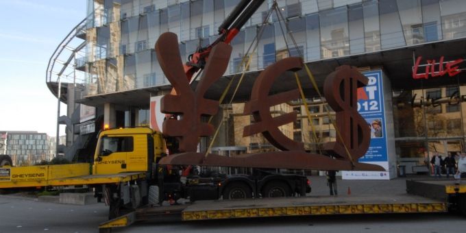 &quot;Yes&quot; en cours d&#039;installation sur le parvis de Lille Grand Palais.
 (Lille Grand Palais)