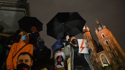 Des manifestants pour le droit à l'avortement manifestent dans le centre-ville de Cracovie (Pologne), le 30 octobre 2020. (ARTUR WIDAK / NURPHOTO)