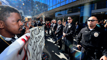 &nbsp; (Dès dimanche, des manifestants ont protesté devant le siège de la police de Los Angeles pour protester contre la mort du SDF © Maxppp)