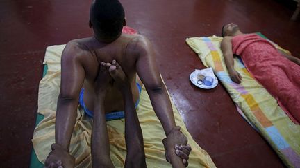 Acuda amène les prisonniers à participer à des thérapies de groupe où ils pratiquent des massages ayurvédiques. L'Ayurveda est une forme de médecine traditionnelle originaire d'Inde reconnue par l'Organisation mondiale de la santé. En Occident, elle est considérée comme une médecine alternative. (REUTERS/Nacho Doce)