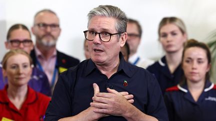 Le Premier ministre britannique, Keir Starmer, à l'hôpital de Coventry (Royaume-Uni), le 31 octobre 2024. (DARREN STAPLES / AFP)