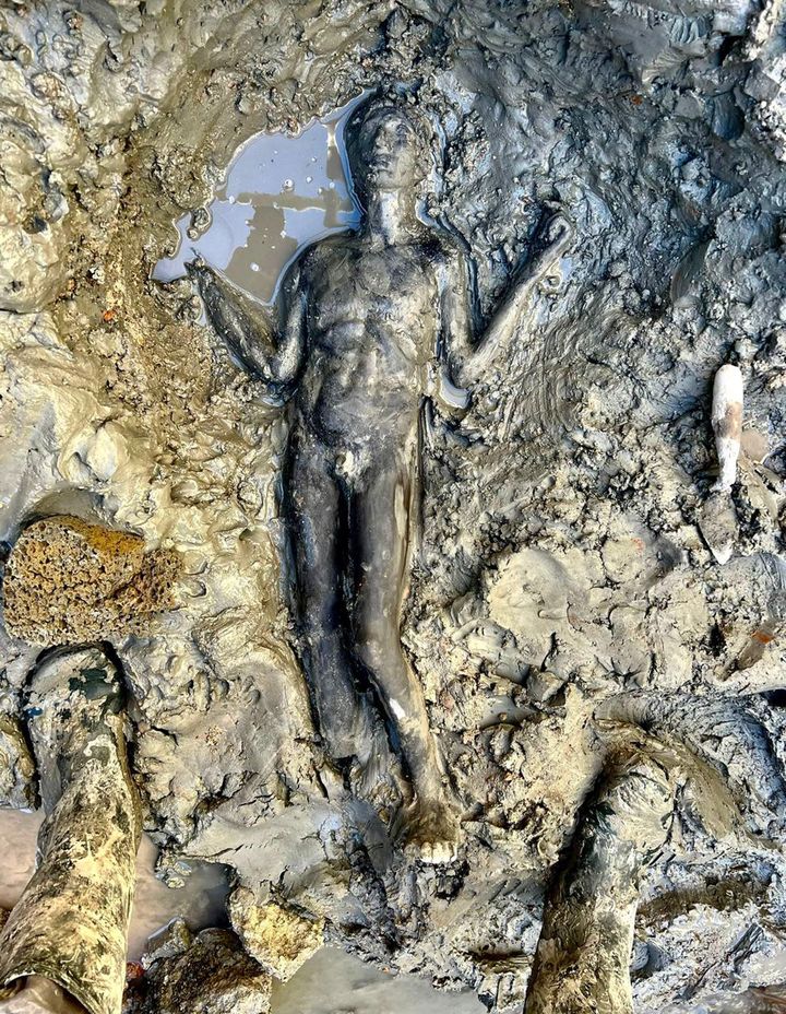 L'une des statues de bronze de plus de 2000 ans découvertes en Toscane,&nbsp;extraites des boues d'anciennes sources chaudes sacrées de Toscane, Italie, le 8 novembre 2022 (HANDOUT / ITALIAN CULTURE MINISTRY)