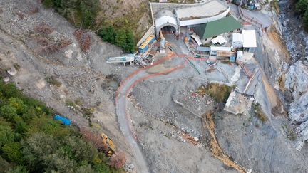 29 septembre 2021. Dans la vallée de la Roya, un an après le passage de la tempête Alex, les routes d'accès à la vallée de la Roya sont en travaux pour rétablir l'axe vers le col de Tende et le tunnel de Tende. (FRANCK DUBRAY / MAXPPP)