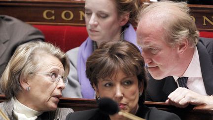 L'ex-ministre de l'Int&eacute;rieur Brice Hortefeux, l'ex-ministre des Affaires &eacute;trang&egrave;res Mich&egrave;le Alliot-Marie et l'ex-ministre&nbsp;de la Sant&eacute; et des sports&nbsp;Roselyne Bachelot, le 3 f&eacute;vrier 2010, sur les bancs de l'Assembl&eacute;e nationale.&nbsp; (FRANCOIS GUILLOT / AFP)