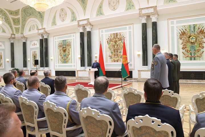 Le président biélorusse Alexandre Loukachenko lors d'une cérémonie militaire au Palais de l'Indépendance de Minsk, le 27 juin 2023. (SERVICE DE PRESSE DE LA PRESIDENCE DE LA BIELORUSSIE)