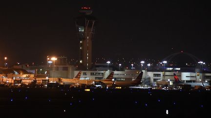 Des avions cloués au sol à l'aéroport de Los Angeles (Etats-Unis), le 28 août 2016. (ROBYN BECK / AFP)