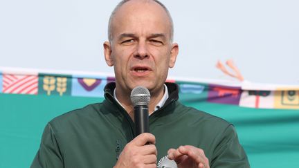 The president of the FNSEA, Arnaud Rousseau, at a road blockade on January 26.  (RICHARD MOUILLAUD / MAXPPP)