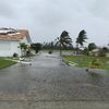 Des débris flottent après le passage de l'ouragan Dorian à Freeport, sur Grand Bahama, le 3 septembre 2019. (YASMIN RIGBY / AFP)