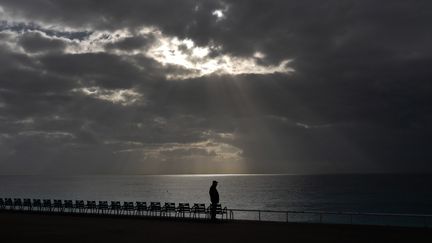 Un homme regarde la mer Méditerranée à Nice le 16 janvier 2019. (VALERY HACHE / AFP)