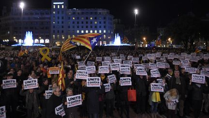 Des manifestants favorables à l'indépendance de la Catalogne manifeste à Barcelone, vendredi 23 mars 2018.&nbsp; (LLUIS GENE / AFP)