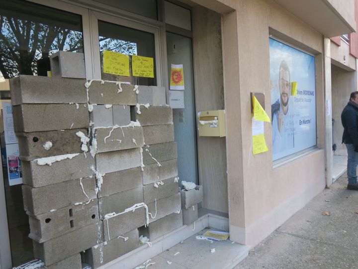 La permanence du député LREM Adrien Morenas murée dans la nuit du 26 au 27 novembre 2018, à Carpentras (Vaucluse). (MAXPPP)