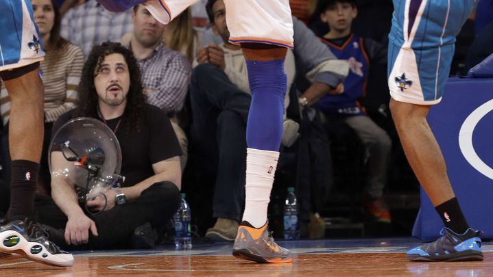 Un technicien tient un micro sensible pour &eacute;couter les conversations des joueurs, lors d'un match des New York Knicks face aux New Orleans Hornets, le 13 janvier 2012 &agrave; New York.&nbsp; (KATHY WILLENS / SIPA)