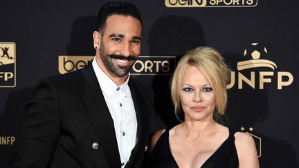 Le défenseur de l'OM Adil Rami et l'actrice américaine Pamela Anderson, le 19 mai 2019 lors de la cérémonie des trophées de l'Union nationale des footballeurs professionnels (UNFP). (FRANCK FIFE / AFP)