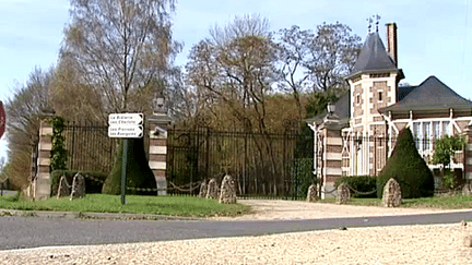 Douchy (Loiret), l'entrée de "La Brûlerie'", la propriété d'Alain Delon
 (France 3)