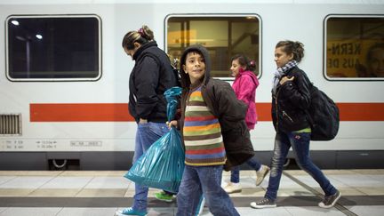 Des migrants arrivent &agrave; la gare de Cologne (Allemagne), en provenance de Salzbourg (Autriche), le 22 septembre 2015. (FEDERICO GAMBARINI / DPA / AFP)