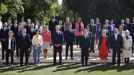 Le nouveau gouvernement pose dans les jardins de l'Elysée, le 4 juillet 2022. (LUDOVIC MARIN / POOL)