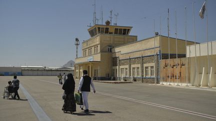 Le tarmac de l'aéroport de Kaboul, le 22 septembre 2021. (HOSHANG HASHIMI / AFP)