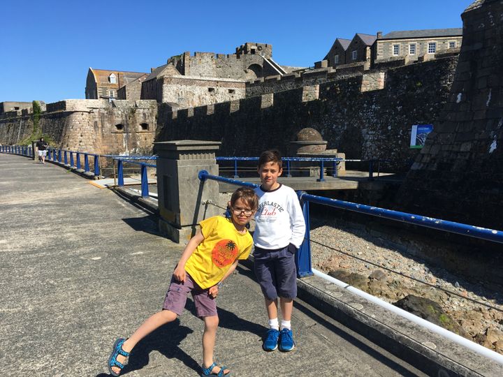 Léo et Edouard devant le château Cornet (castle Conet), situé à côté du port de Saint-Pierre-Port à Guernesey.  (INGRID POHU / RADIO FRANCE)