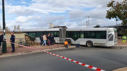 Un bus de la ligne 405 a percuté le mur du cimetière de Corbeil-Essonnes, le 11 février 2020. (MAIRIE DE CORBEIL-ESSONNES)