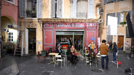 Les acteurs font une pause sur le plateau lors de la dernière journée de tournage de la série télévisée française "Plus belle la vie" aux Studios de la Belle de Mai le 28 septembre 2022, à Marseille. "Plus belle la vie" est diffusé depuis août 2004 et son ultime épisode a été diffusé le 18 novembre 2022. (NICOLAS TUCAT / AFP)