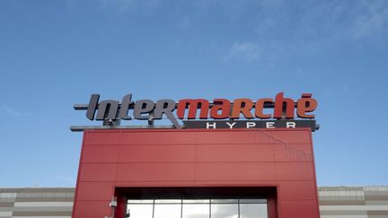 Une enseigne d'un magasin Intermarché, au Château-d'Olonne (Vendée), le 20 décembre 2023. (SERGE TENANI / HANS LUCAS / AFP)