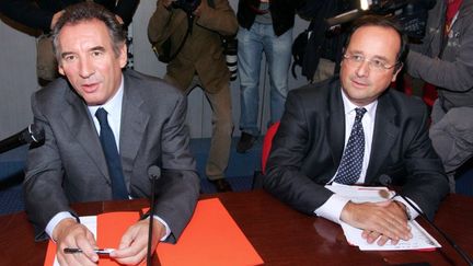 De gauche &agrave; droite, Fran&ccedil;ois Bayrou et Fran&ccedil;ois Hollande, &agrave; l'Assembl&eacute;e nationale, le 26 septembre 2007&nbsp;&agrave; Paris. (MEHDI FEDOUACH / AFP)