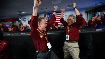 Des membres de l'équipe de la mission Mars InSight se réjouissent de l'atterrissage de la sonde sur la planète rouge lundi 26 novembre. (AL SEIB / POOL / MAXPPP)