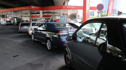 Des automobilistes patientent pour faire le plein dans une station-service d'Issy-les-Moulineaux (Hauts-de-Seine), mercredi 31 mai 2017. (MAXPPP)