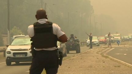 La Gironde est passée en vigilance rouge pour les feux de forêt, jeudi 14 juillet. Plus de 4 500 hectares ont été brûlés à La Teste-de-Buch et à Landiras. Le village de Cazaux a également été évacué. (FRANCEINFO)