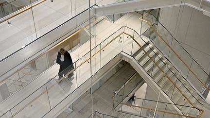 Les couloirs du palais de justice de Paris, où était jugé Jean-Christophe Quenot, ici le 18 octobre 2023. (JULIEN DE ROSA / AFP)