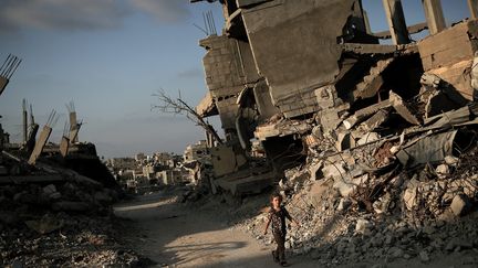  (Une petite fille au milieu des ruines dans la bande de Gaza, le 1er juillet 2015 © MAXPPP)