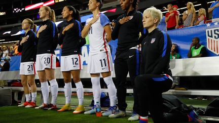 Megan Rapinoe s'agenouille lors de l'hymne américain, avant un match entre les USA et les Pays-Bas, le 18 septembre 2016. (KEVIN C. COX / GETTY IMAGES NORTH AMERICA)