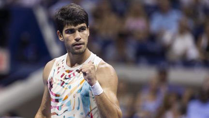 Carlos Alcaraz lors de son match face à Alexander Zverev à l'US Open, le 6 septembre 2023. (COREY SIPKIN / AFP)