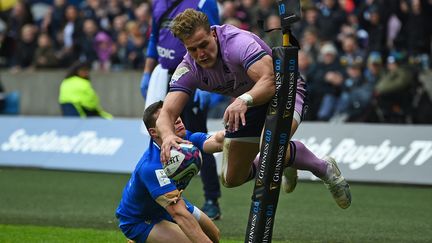 L'ailier écossais Duhan van der Merwe inscrit le premier essai du match de la cinquième journée du Tournoi des six nations contre l'Italie, le 18 mars 2023 (ANDY BUCHANAN / AFP)