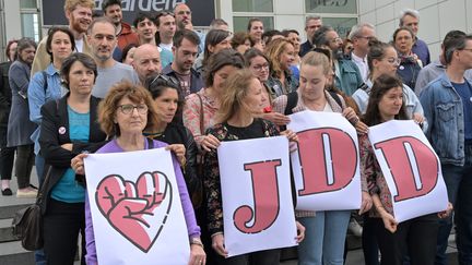 Les journalistes de la rédaction du "Journal du dimanche" devant leurs locaux, à Paris, le 5 juillet 2023. (ALAIN JOCARD / AFP)