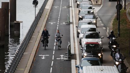 Deux cyclistes sur une piste cyclable près du&nbsp;pont&nbsp;Bir Hakeim. (LUDOVIC MARIN / AFP)