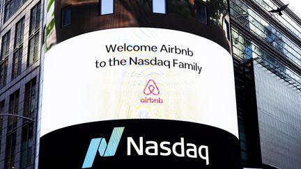 L'arrivée d'Airbnb&nbsp;à la bourse de New York, le 10 décembre 2020. (JUSTIN LANE / EPA)