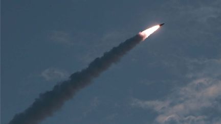 Une photo d'un tir de missile diffusée le 25 juillet 2019 par l'agence de presse officielle de la Corée du Nord. (KCNA VIA KNS / AFP)