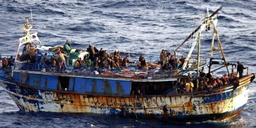 Photo prise par les gardes côtes grecs d'un bateau de migrants proche des rivages de la Crète (mars 2014). (HELLENIC COAST GUARD/AFP)